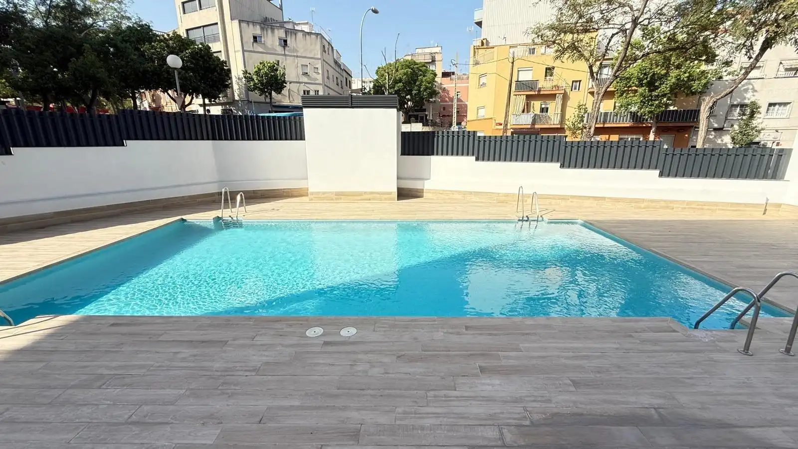 Piscina de Pis de lloguer en Badalona amb Aire condicionat, Balcó i Piscina comunitària