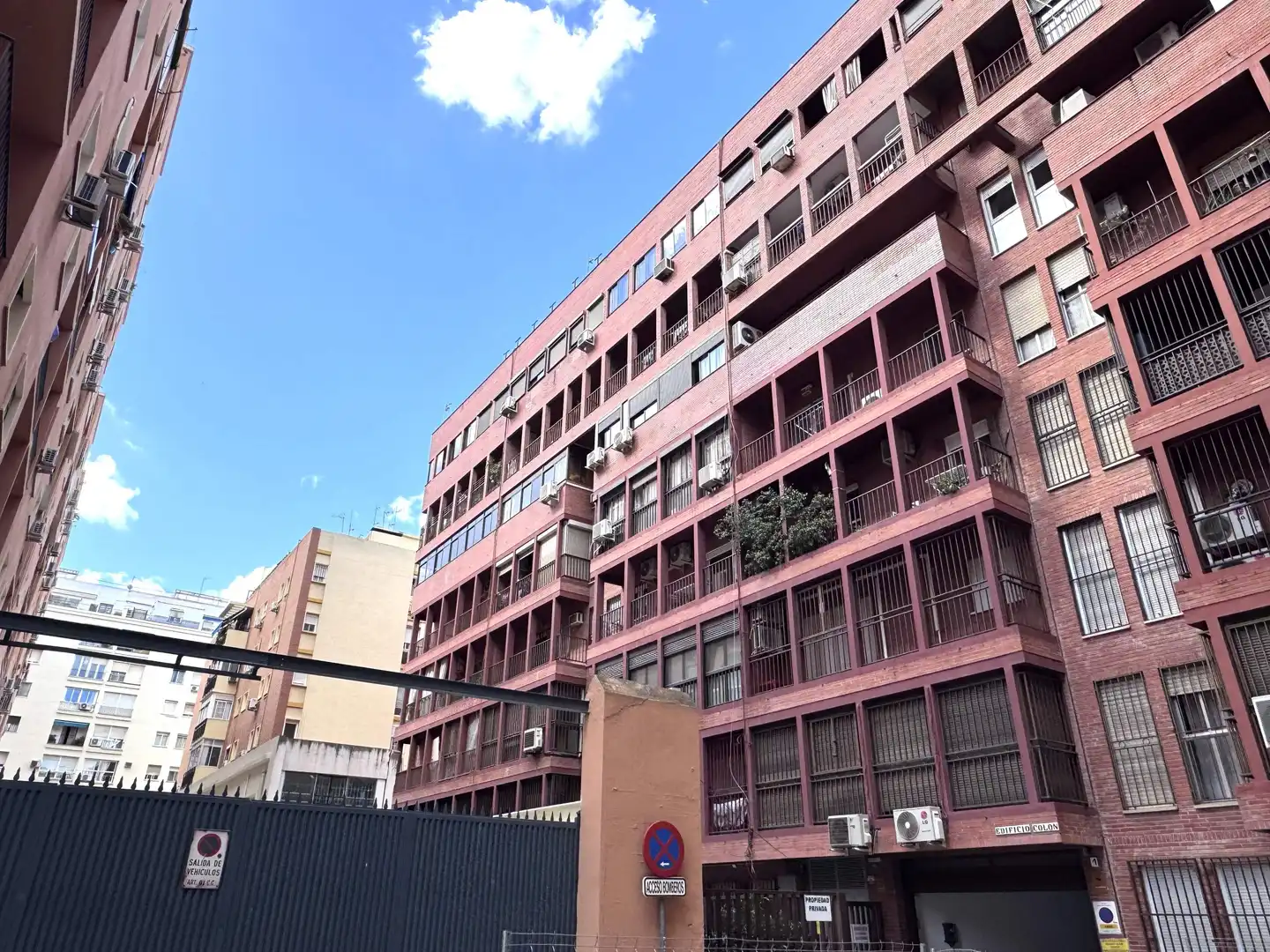 Vista exterior de Pis en venda en Sevilla amb Terrassa i Traster