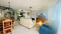 Sala d'estar de Casa adosada en venda en Marbella amb Aire condicionat, Jardí privat i Terrassa