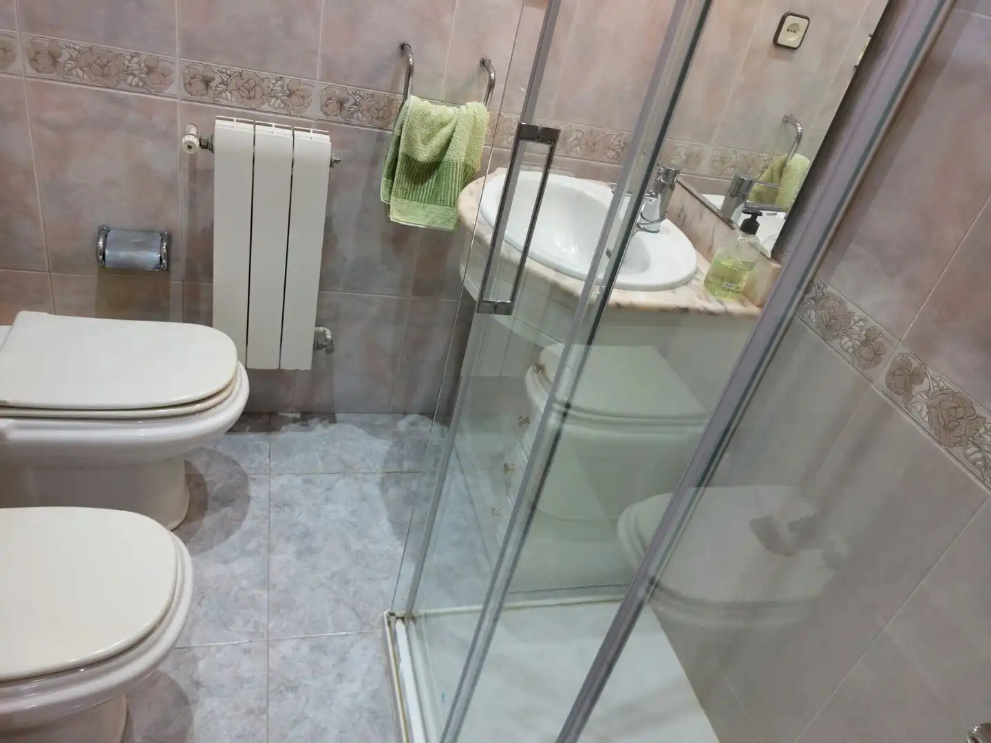 Bathroom of Flat for sale in L'Hospitalet de Llobregat  with Heating and Oven
