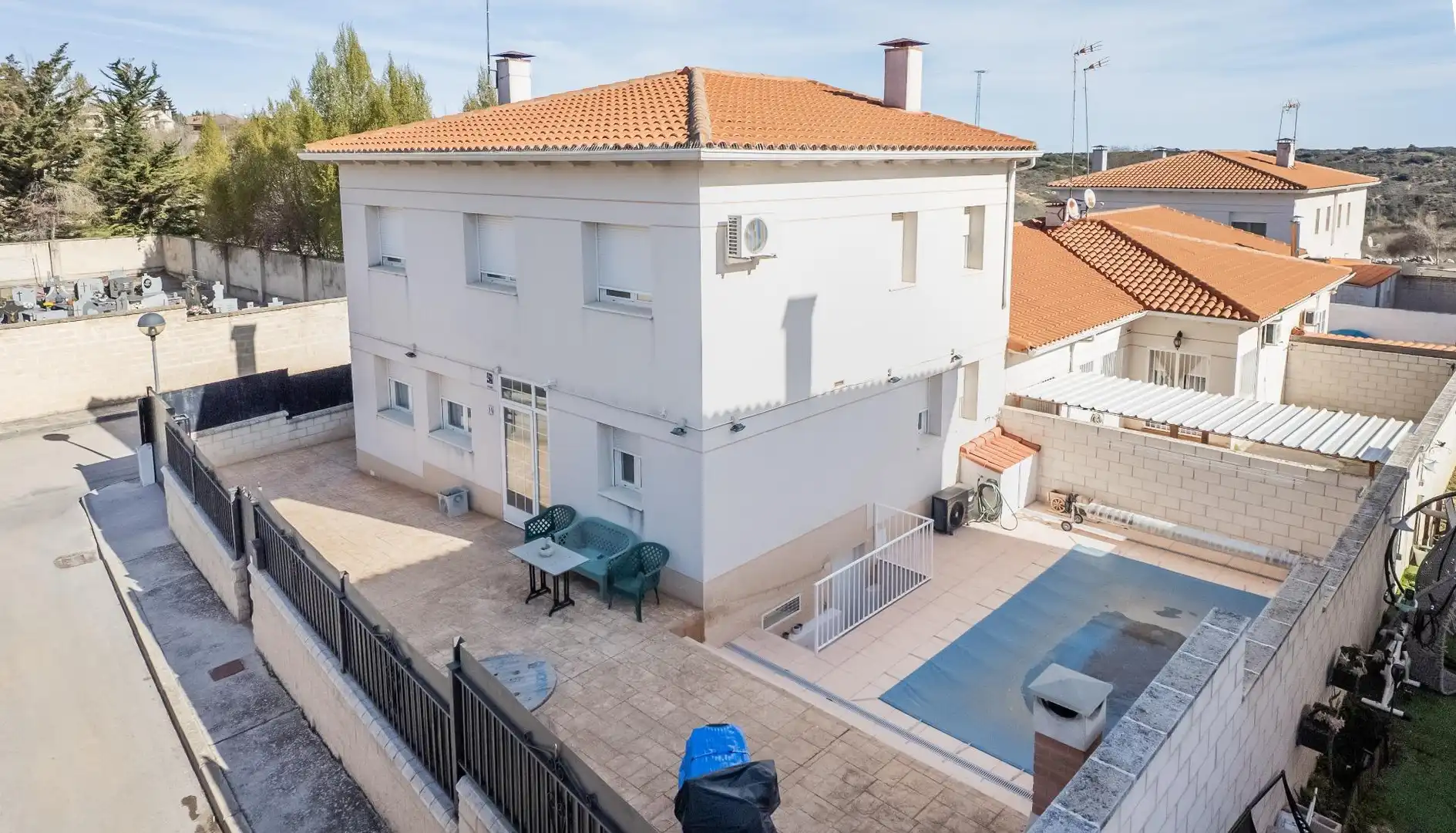Vista exterior de Casa o xalet en venda en Horche amb Aire condicionat, Terrassa i Piscina