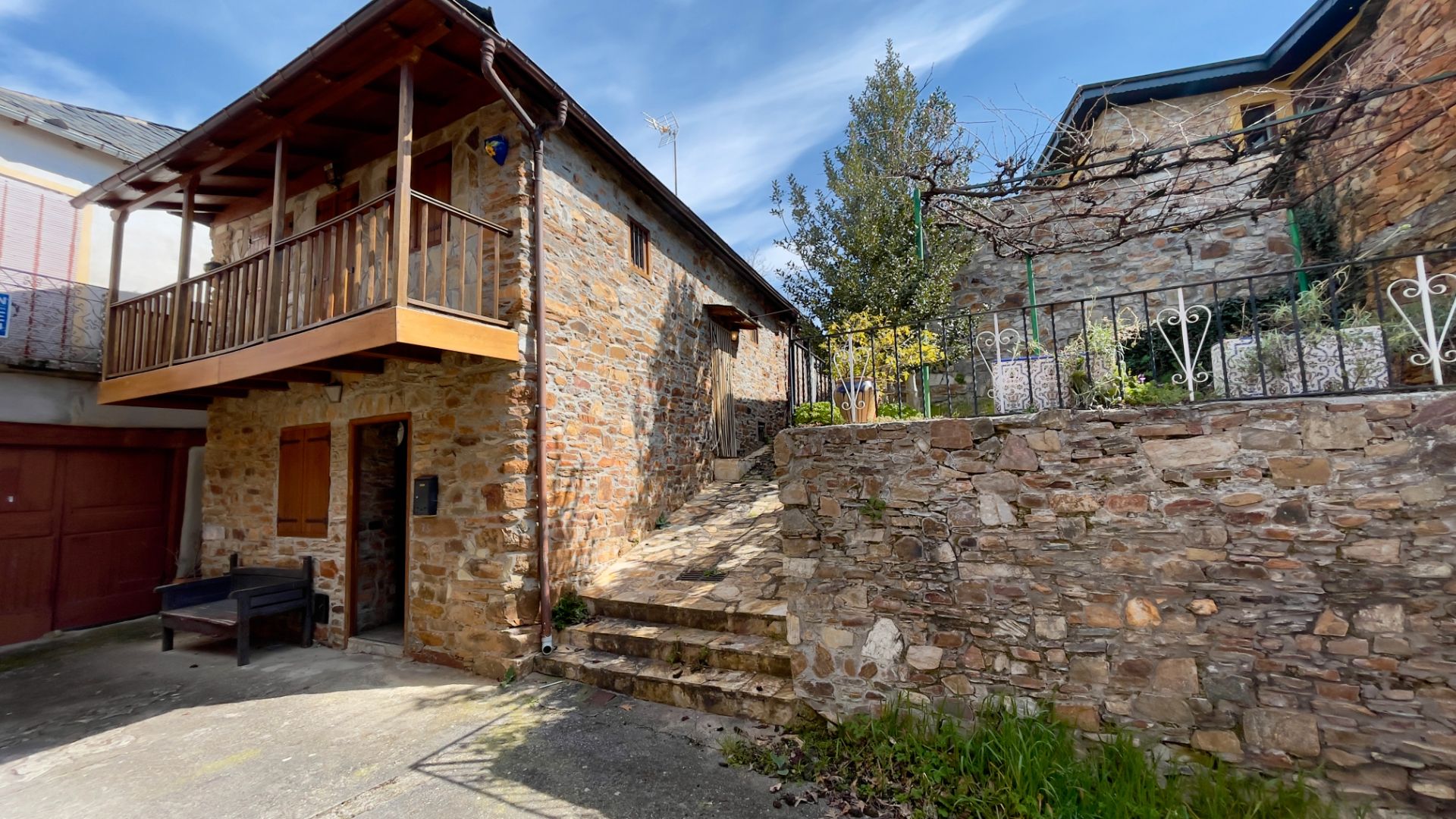 Exterior view of House or chalet for sale in Molinaseca  with Heating, Terrace and Storage room