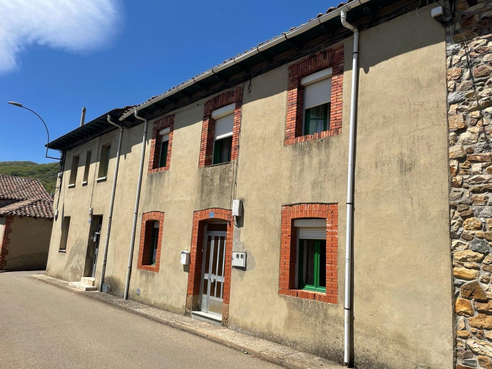 Vista exterior de Casa o xalet en venda en Vegacervera amb Traster i Moblat