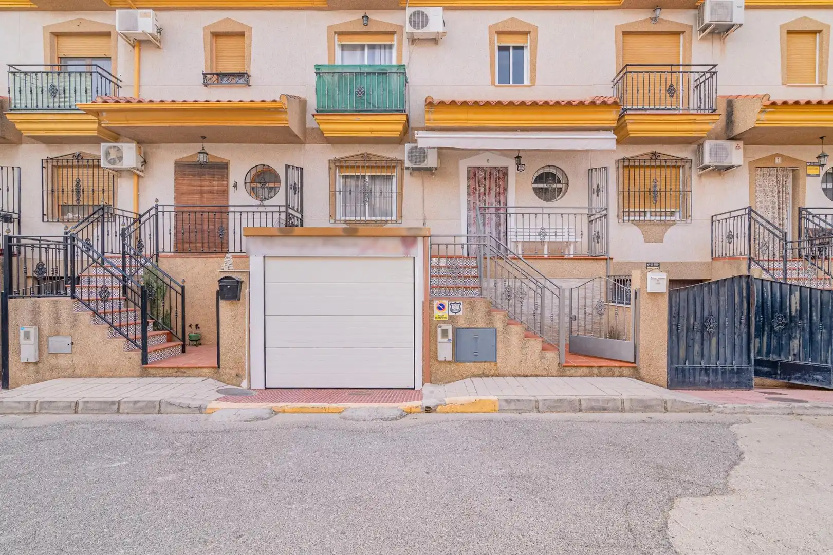 Vista exterior de Casa adosada en venda en Cijuela amb Aire condicionat, Traster i Piscina