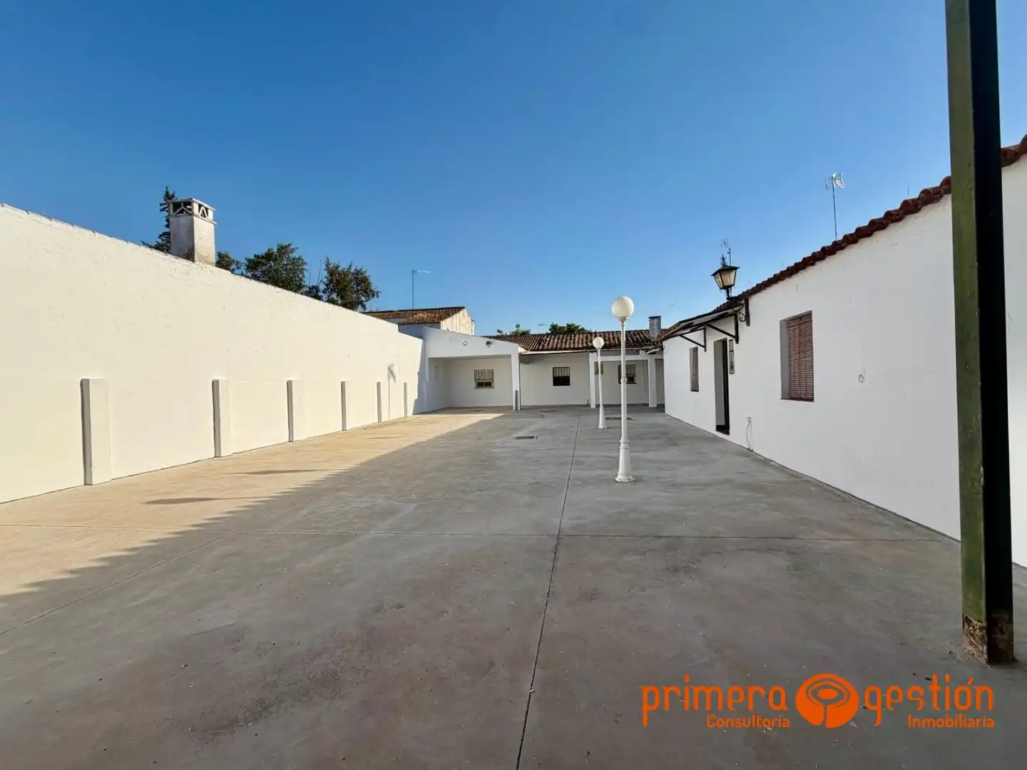 Vista exterior de Casa o chalet en venta en Lora del Río con Trastero y Amueblado