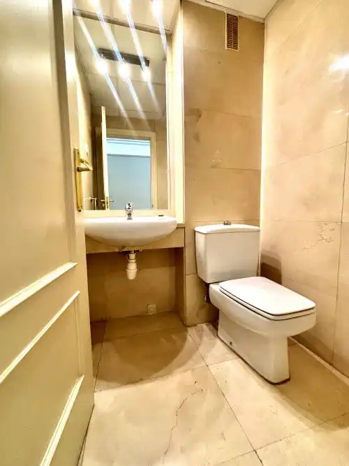Badezimmer von Wohnung zur Miete in Madrid mit Heizung, Parkett und Terrasse