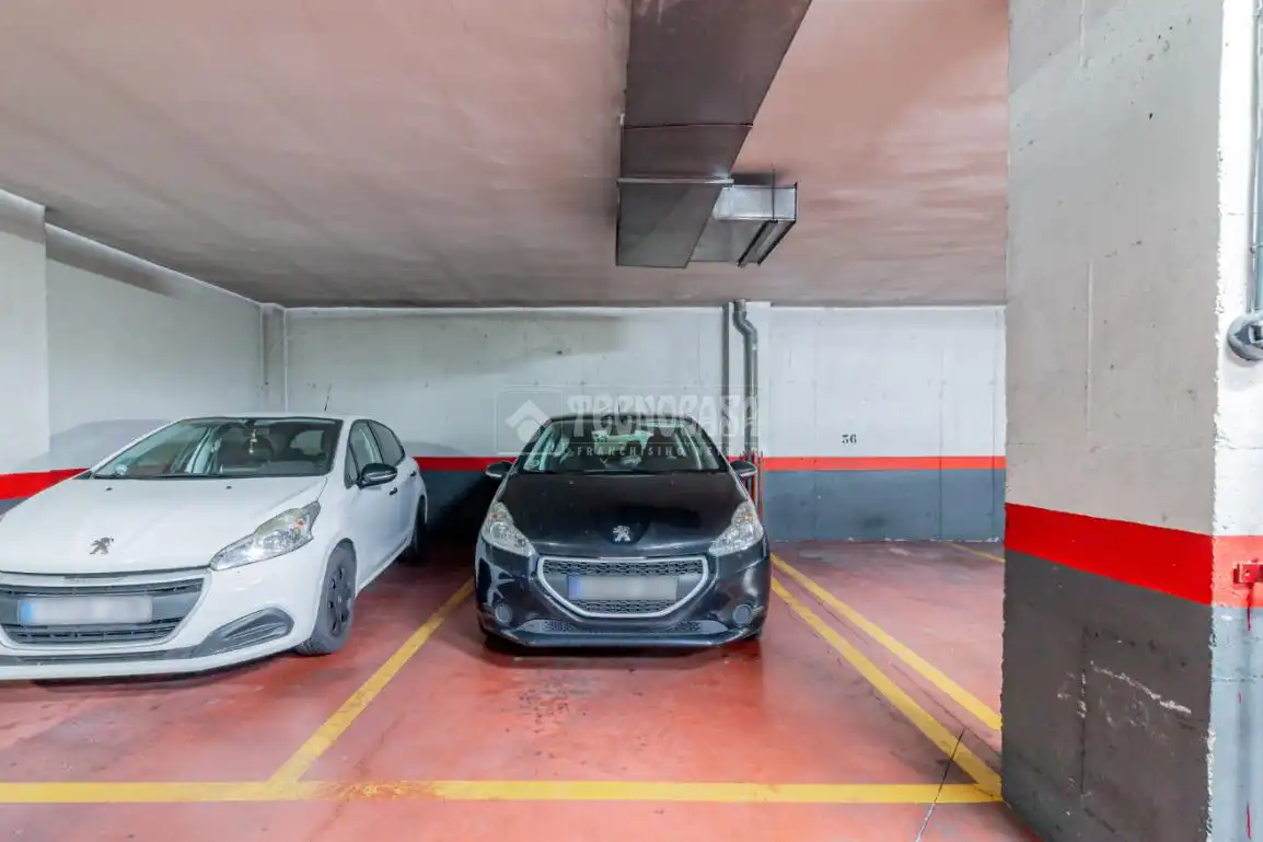 Parking de Piso en venta en Madrid con Trastero y Amueblado