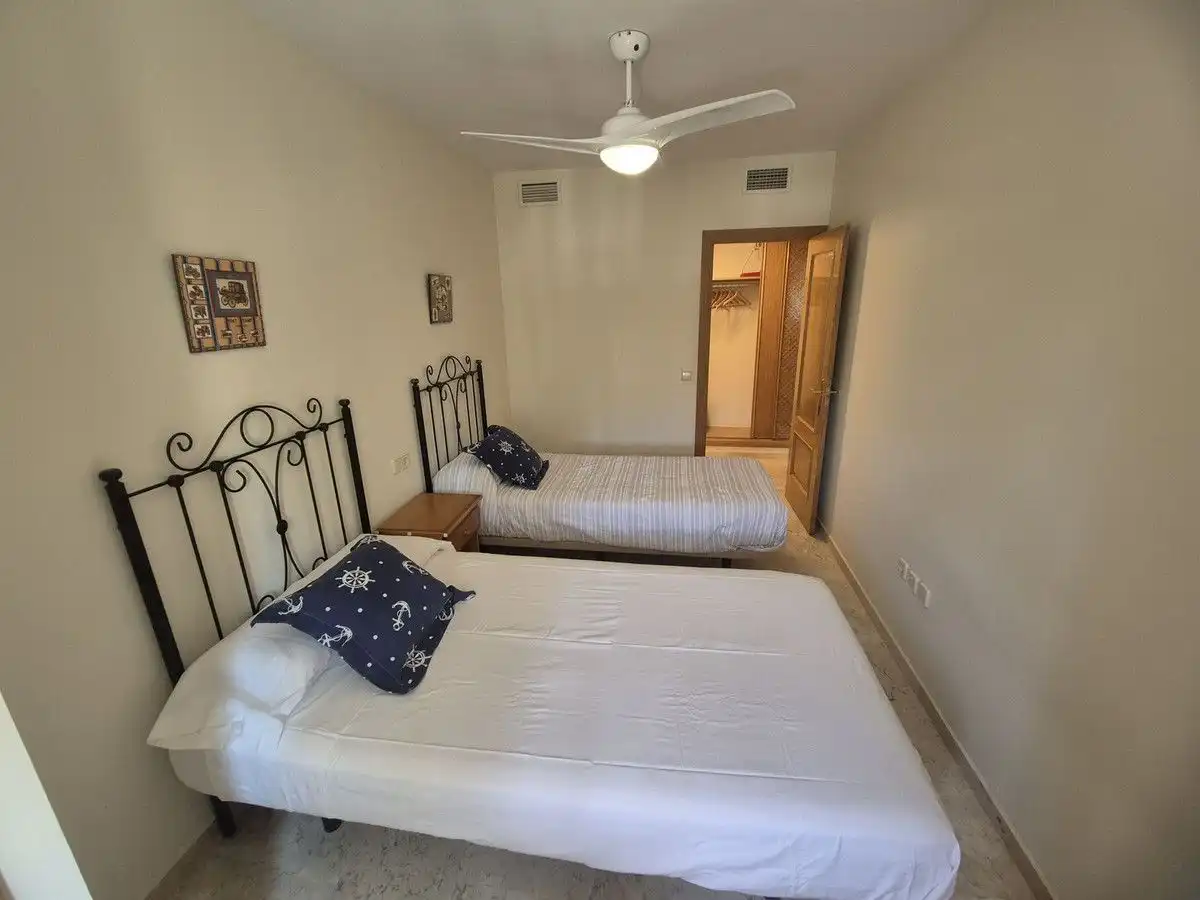 Dormitori de Apartament de lloguer en Estepona amb Aire condicionat, Calefacció i Terrassa
