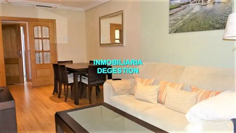 Wohnzimmer von Dachboden zum Verkauf in Linares mit Klimaanlage, Heizung und Privatgarten