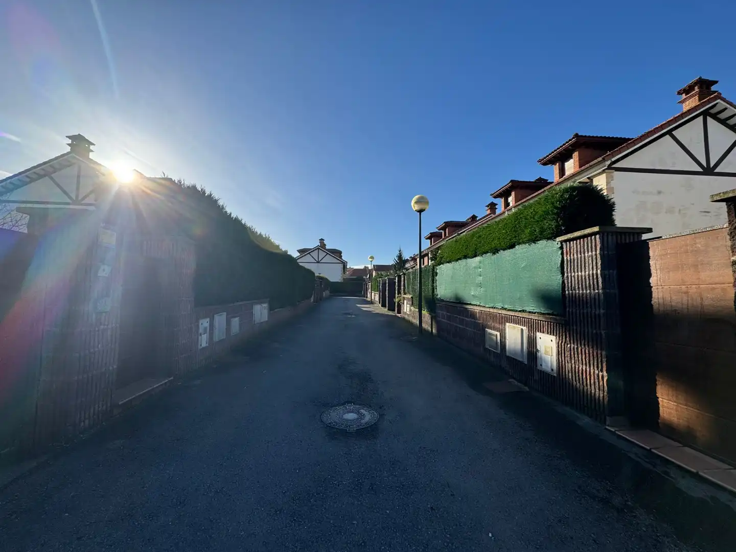 Außenansicht von Einfamilien-Reihenhaus zum Verkauf in Polanco mit Heizung, Privatgarten und Terrasse
