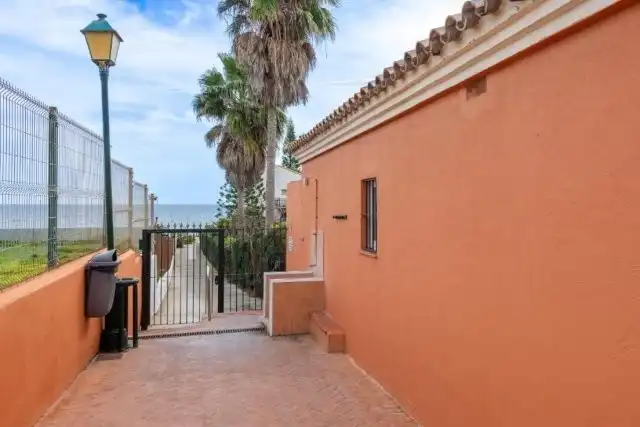 Außenansicht von Wohnung zum Verkauf in Manilva mit Privatgarten, Terrasse und Gemeinschaftspool