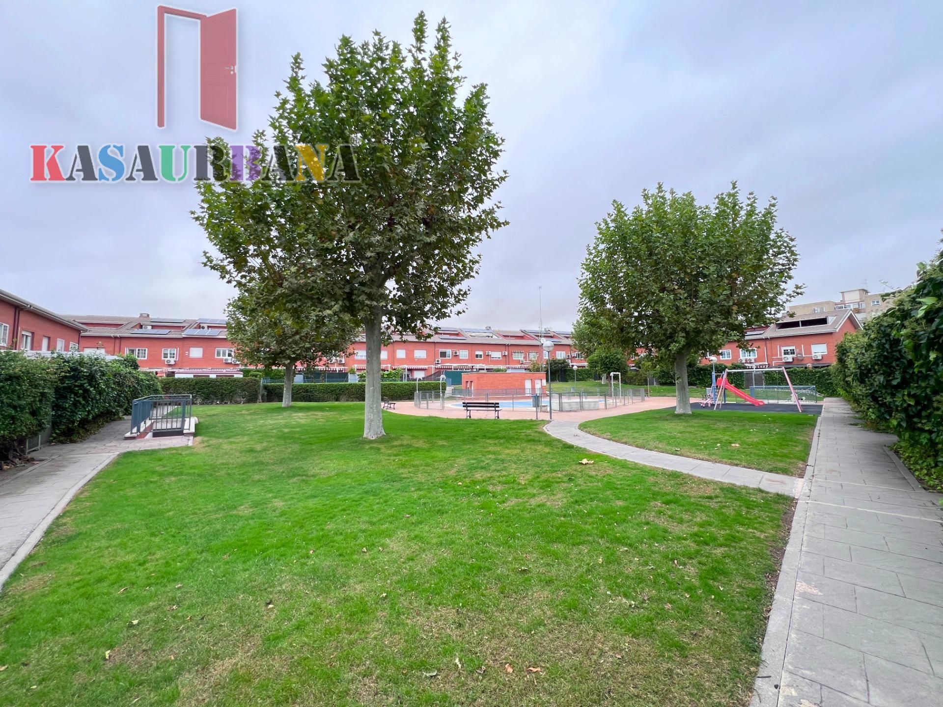 Exterior view of Single-family semi-detached for sale in Valdemoro  with Air Conditioner, Heating and Terrace