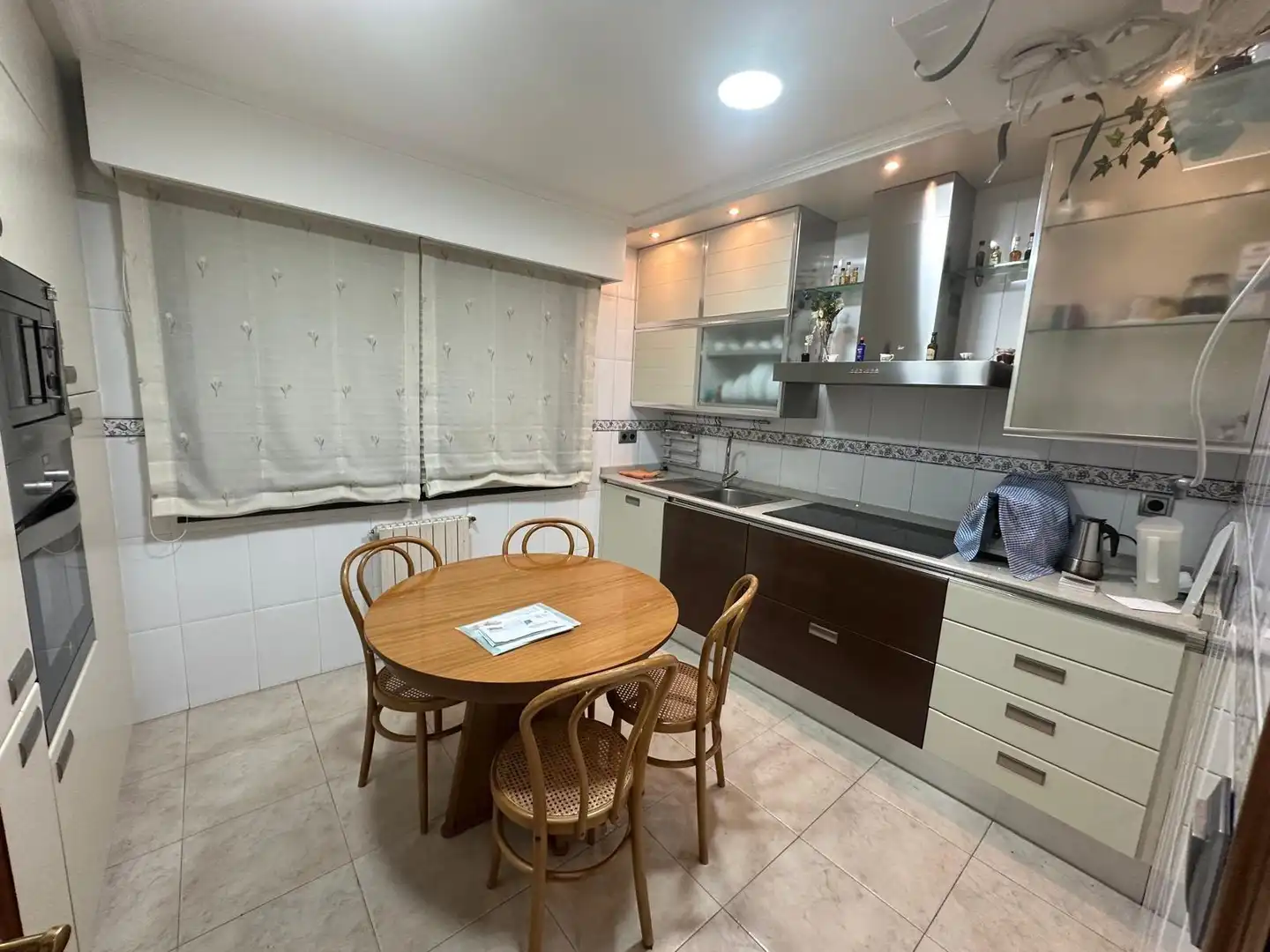 Cuina de Casa adosada en venda en Ourense Capital  amb Aire condicionat, Jardí privat i Terrassa