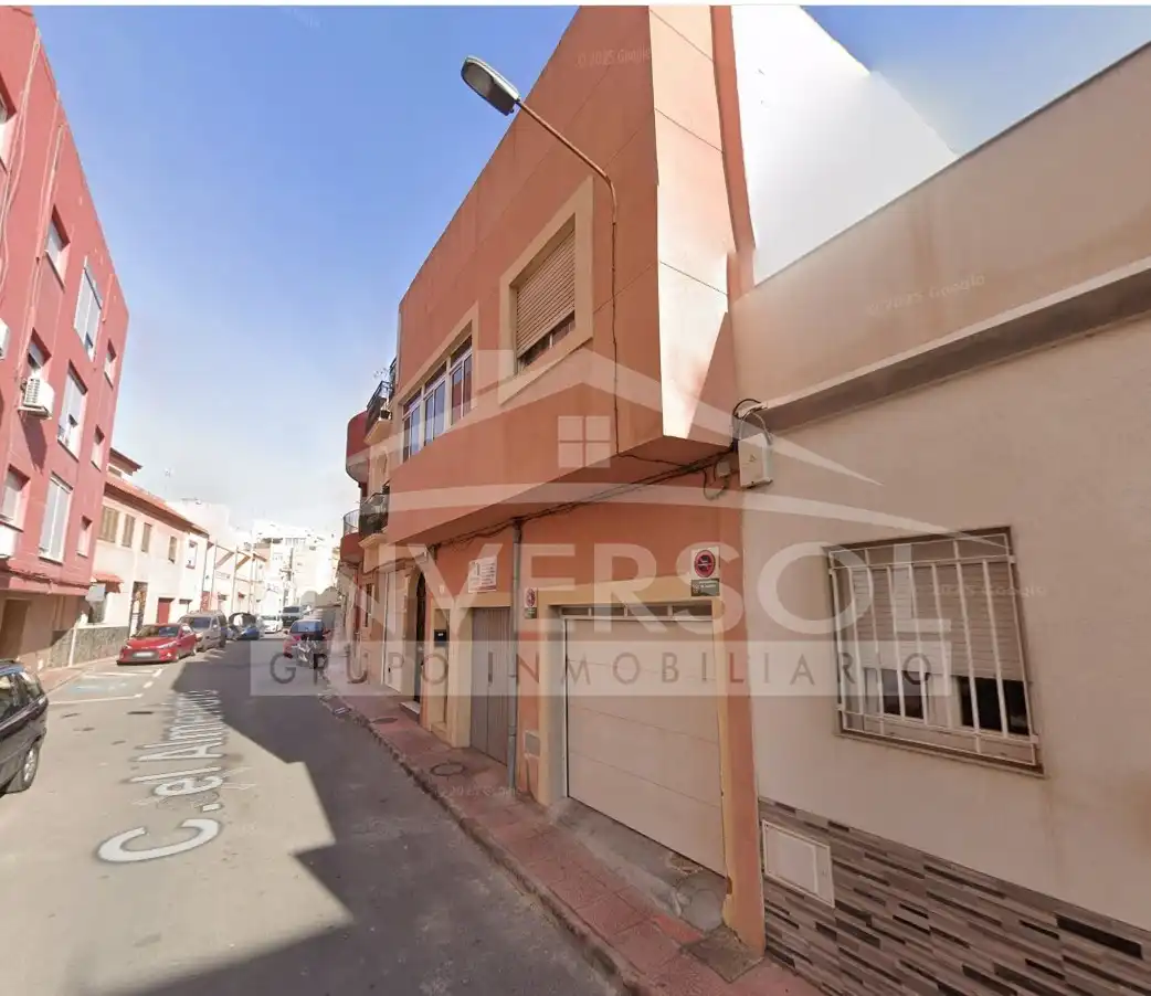 Vista exterior de Casa adosada en venda en Almería amb Terrassa i Balcó