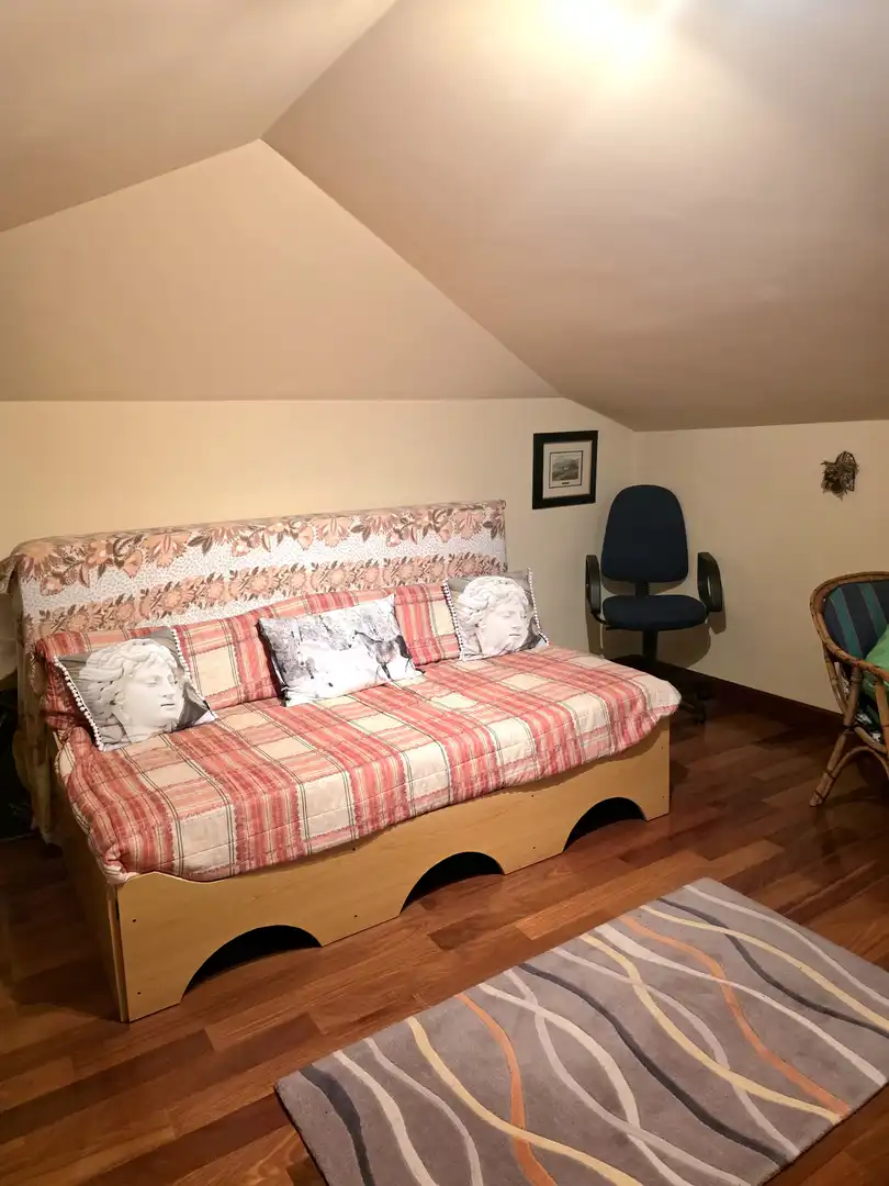 Schlafzimmer von Einfamilien-Reihenhaus zum Verkauf in Castro-Urdiales mit Heizung, Privatgarten und Parkett