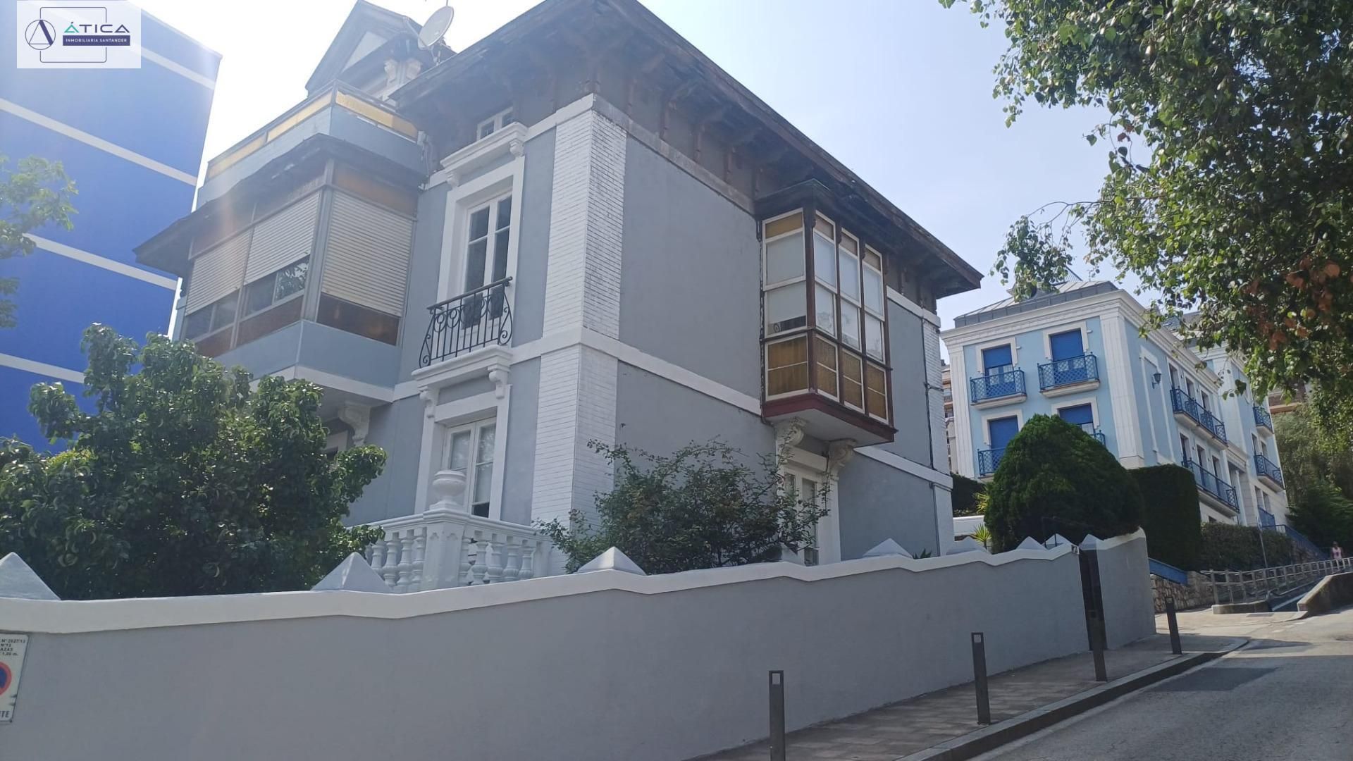 Vista exterior de Casa o xalet en venda en Santander amb Jardí privat i Terrassa