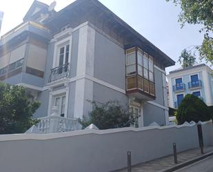 Vista exterior de Casa o xalet en venda en Santander amb Jardí privat i Terrassa