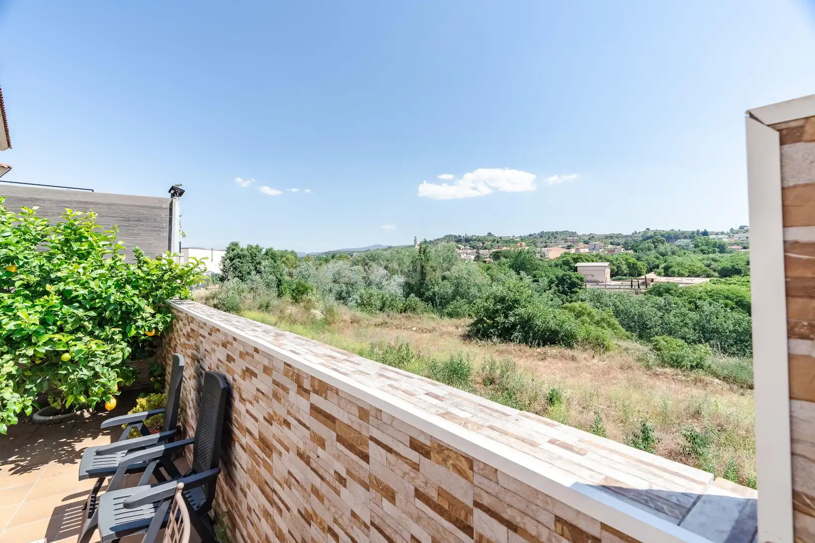 Terrasse von Einfamilien-Reihenhaus zum Verkauf in Vila-rodona mit Privatgarten und Ofen
