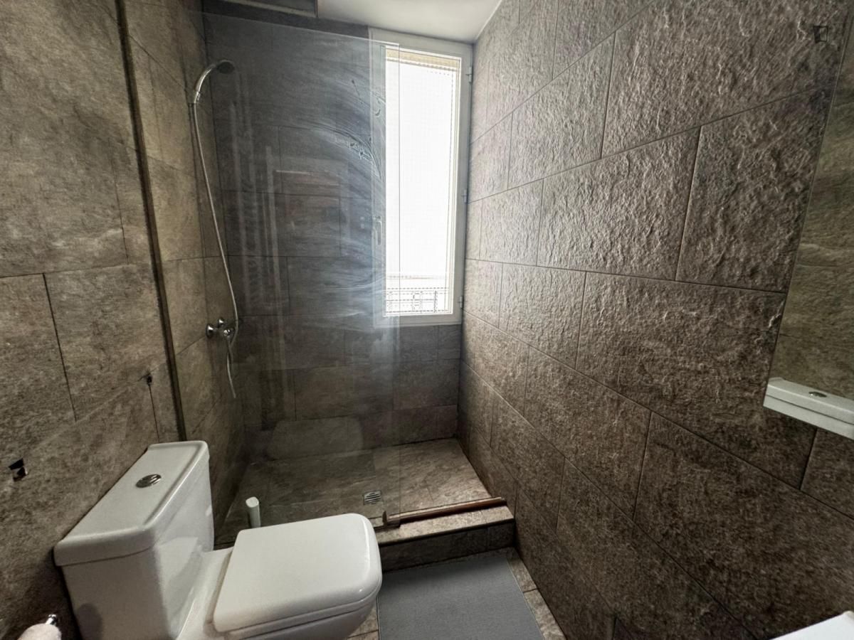Bany de Apartament de lloguer en  Madrid Capital amb Moblat, Forn i Rentadora