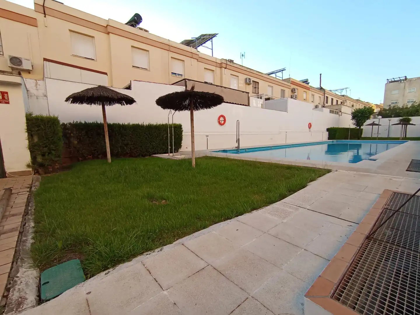 Piscina de Dúplex en venta en Dos Hermanas con Aire acondicionado, Terraza y Balcón
