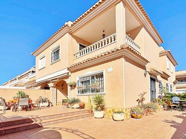 Triplex with pool for sale in Orihuela Costa