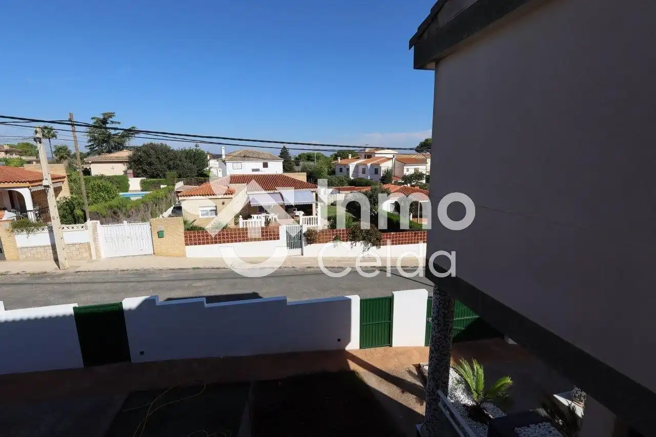 Vista exterior de Casa adosada en venta en Chiva con Aire acondicionado, Calefacción y Terraza