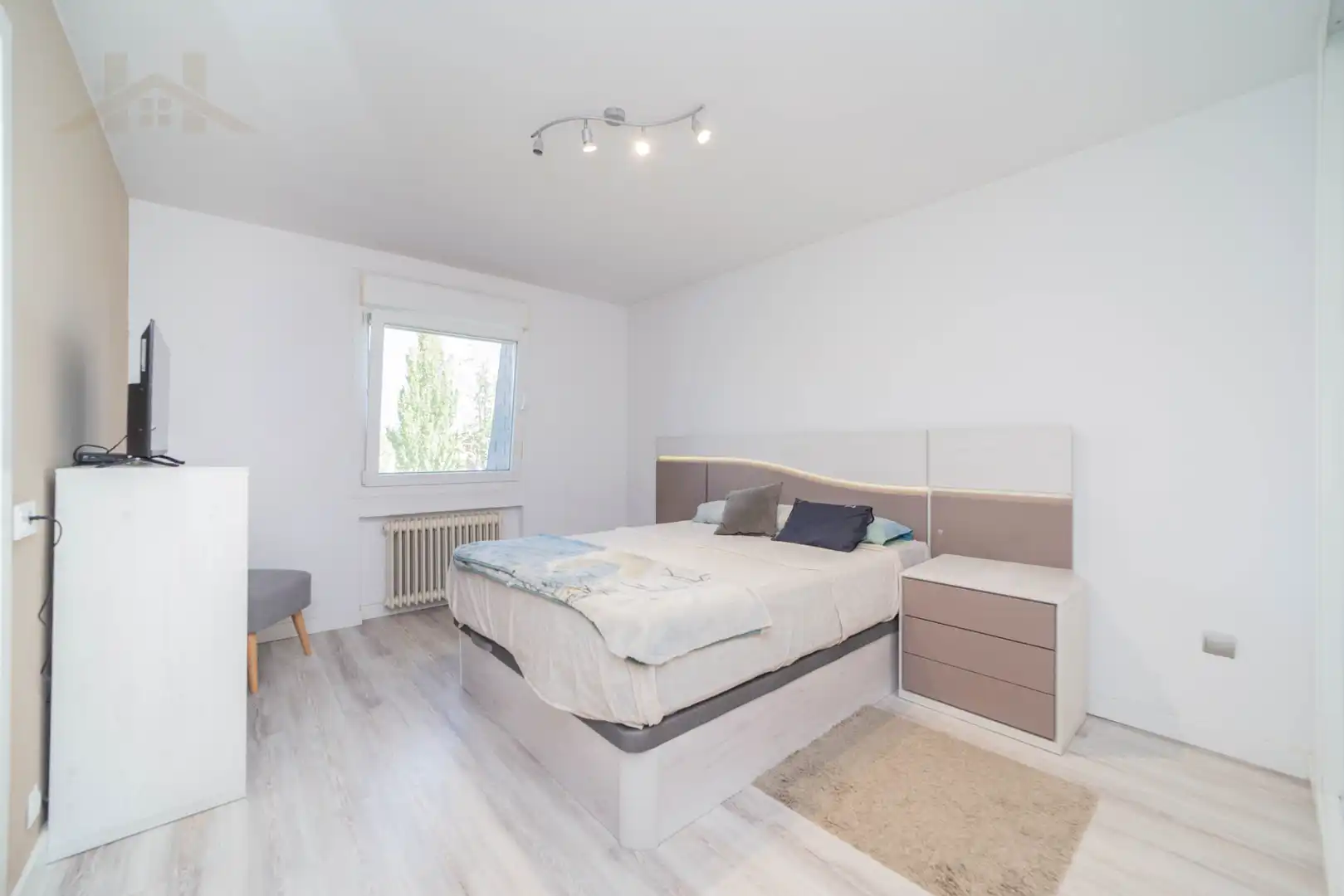 Schlafzimmer von Einfamilien-Reihenhaus zum Verkauf in Galapagar mit Heizung, Privatgarten und Parkett