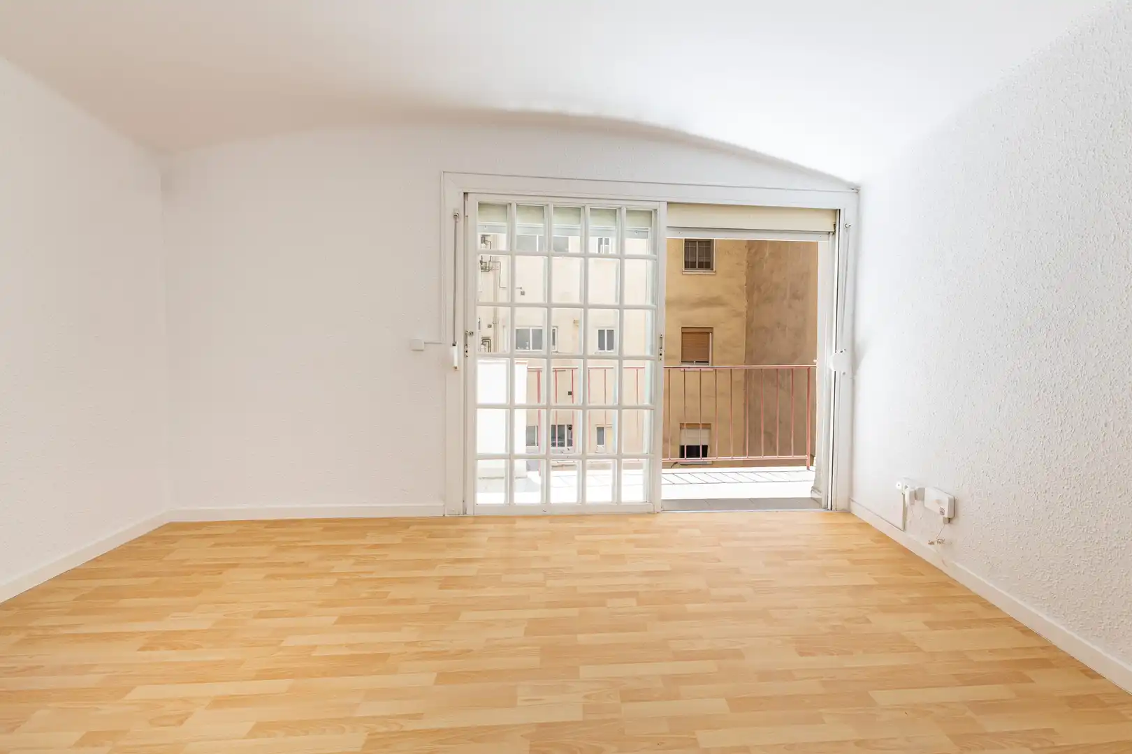 Terraza de Piso en venta en L'Hospitalet de Llobregat con Parquet, Horno y Balcón