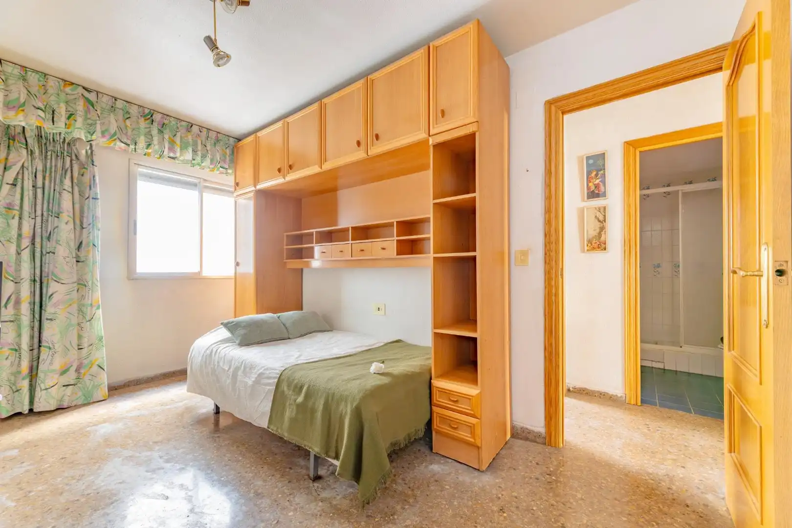 Habitación de Piso en venta en Valencia con Trastero, Balcón y Alarma