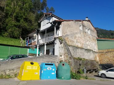 Casa aparellada amb balcó en venda a Barrio Marrón