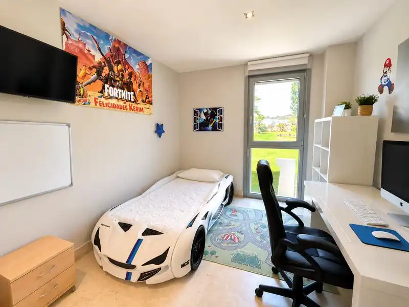 Schlafzimmer von Wohnung zum Verkauf in Manilva mit Klimaanlage, Heizung und Privatgarten