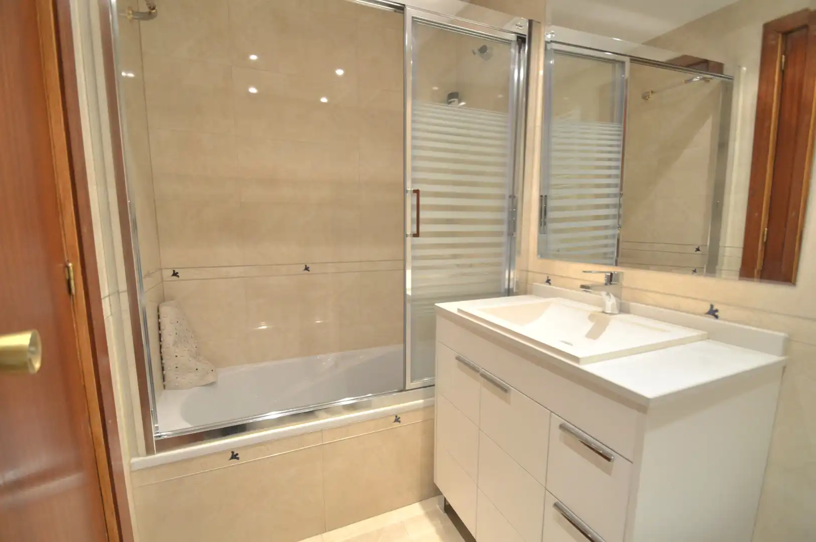Bathroom of Flat for sale in Madrid  with Air Conditioner, Heating and Parquet flooring