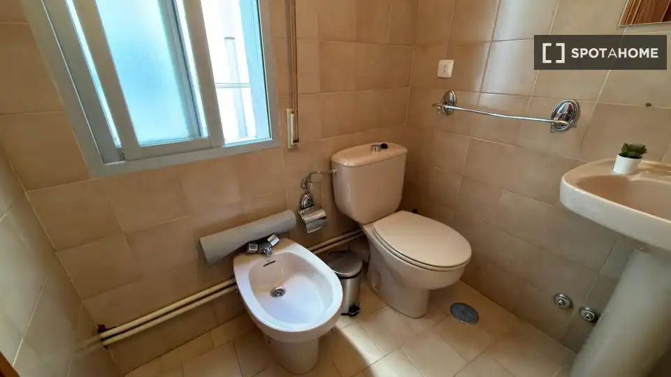 Baño de Piso de alquiler en Madrid con Aire acondicionado, Calefacción y Amueblado