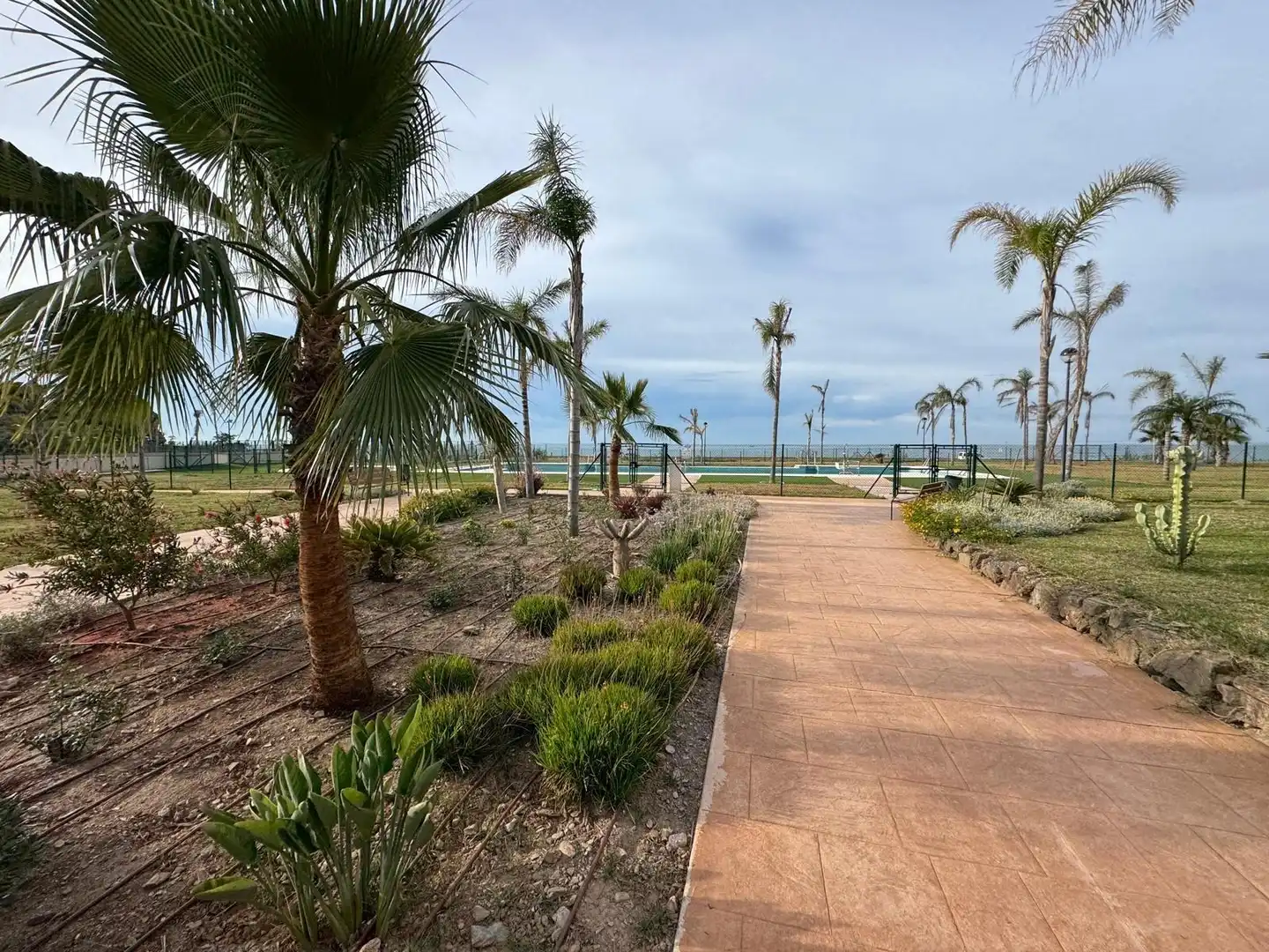 Erdgeschoss zum Verkauf in Vélez-Málaga mit Klimaanlage, Privatgarten und Terrasse
