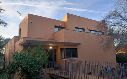 Vista exterior de Casa o xalet en venda en Cáceres Capital amb Calefacció, Jardí privat i Terrassa