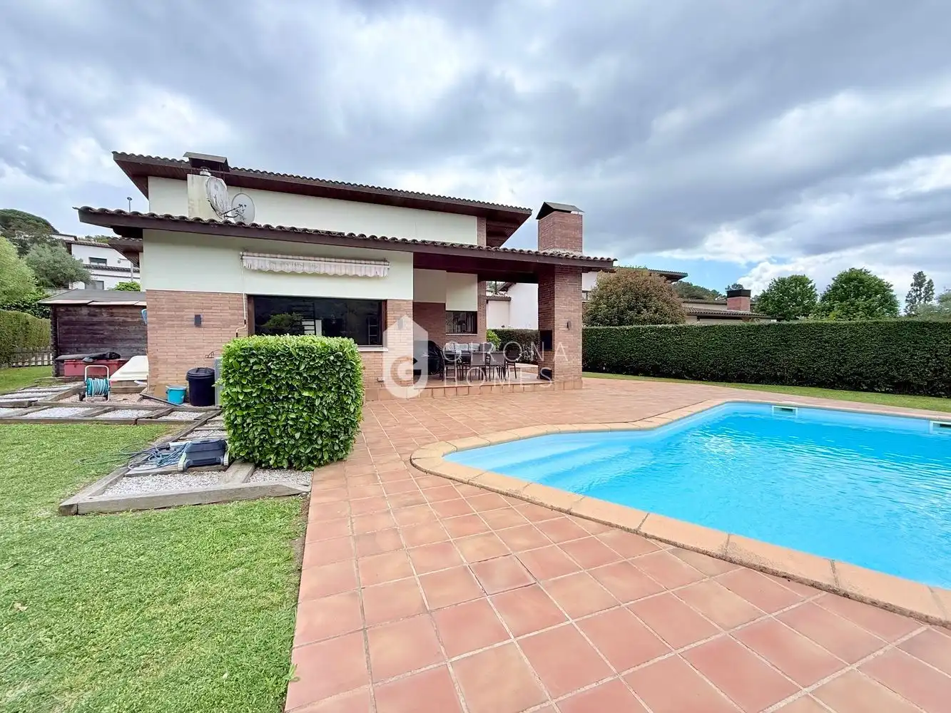 Außenansicht von Haus oder Chalet zum Verkauf in Sant Julià de Ramis mit Klimaanlage, Heizung und Privatgarten