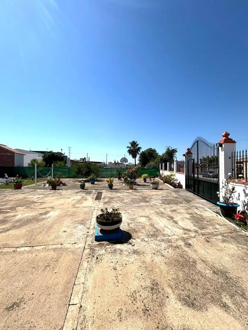 Detached house with pool for sale in Villaverde del Río, imagen 5