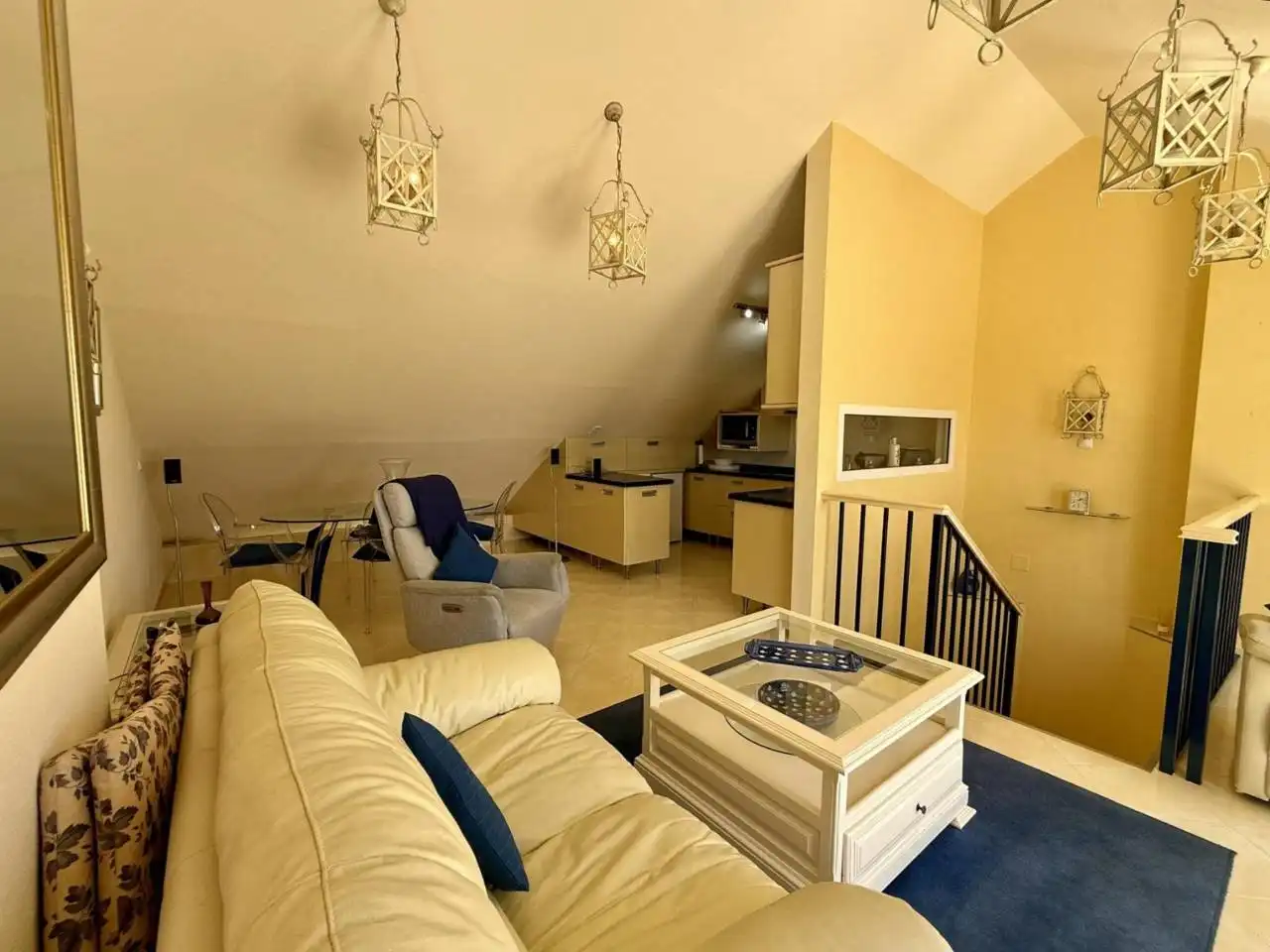 Wohnzimmer von Dachboden zum Verkauf in El Ejido mit Klimaanlage, Terrasse und Möbliert
