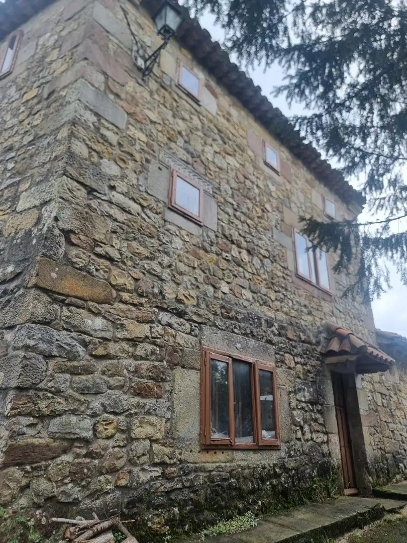 Vista exterior de Casa o chalet en venta en Corvera de Toranzo con Calefacción, Jardín privado y Parquet
