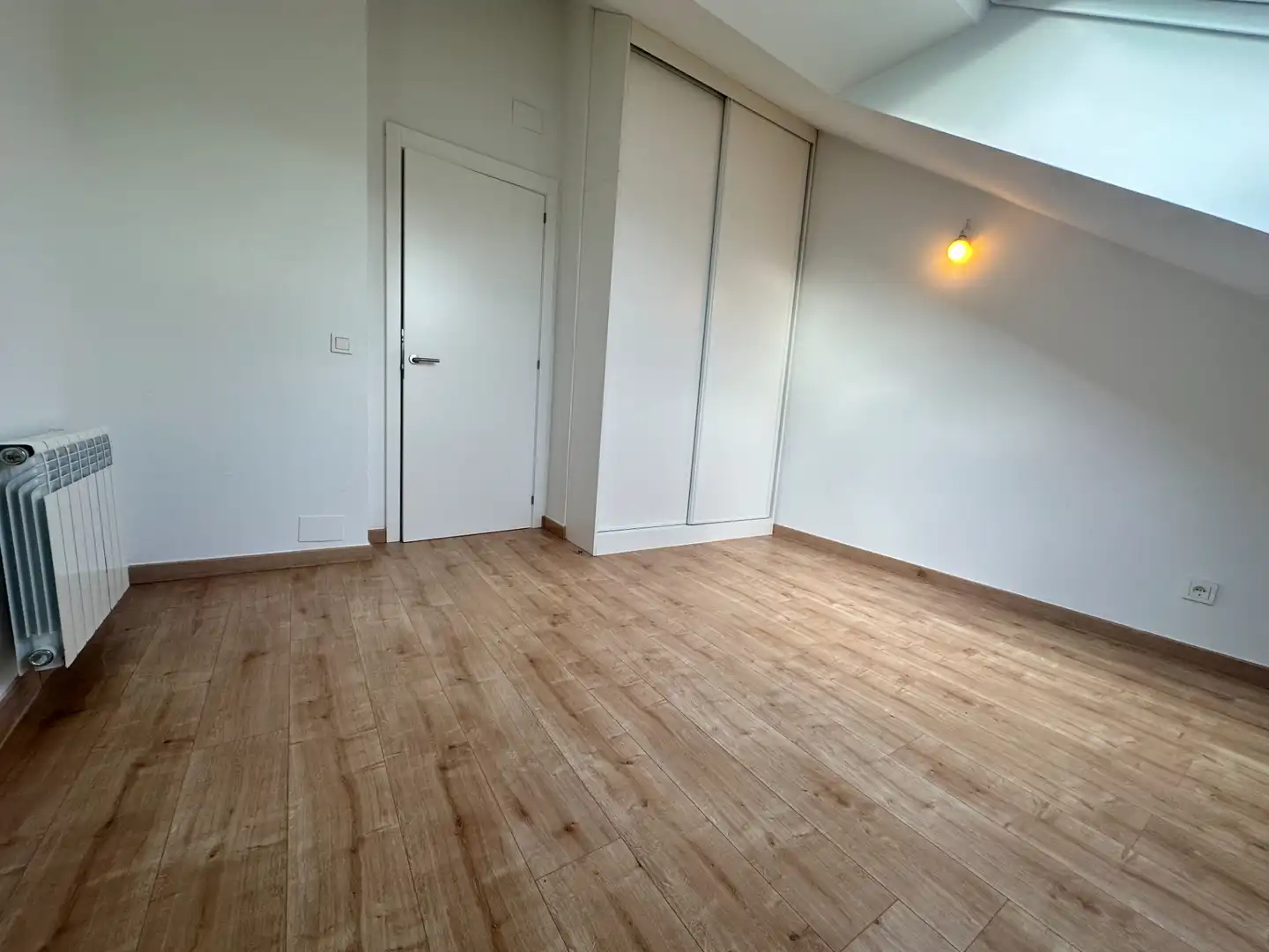 Dormitori de Pis de lloguer en Santiago de Compostela  amb Calefacció, Parquet i Forn
