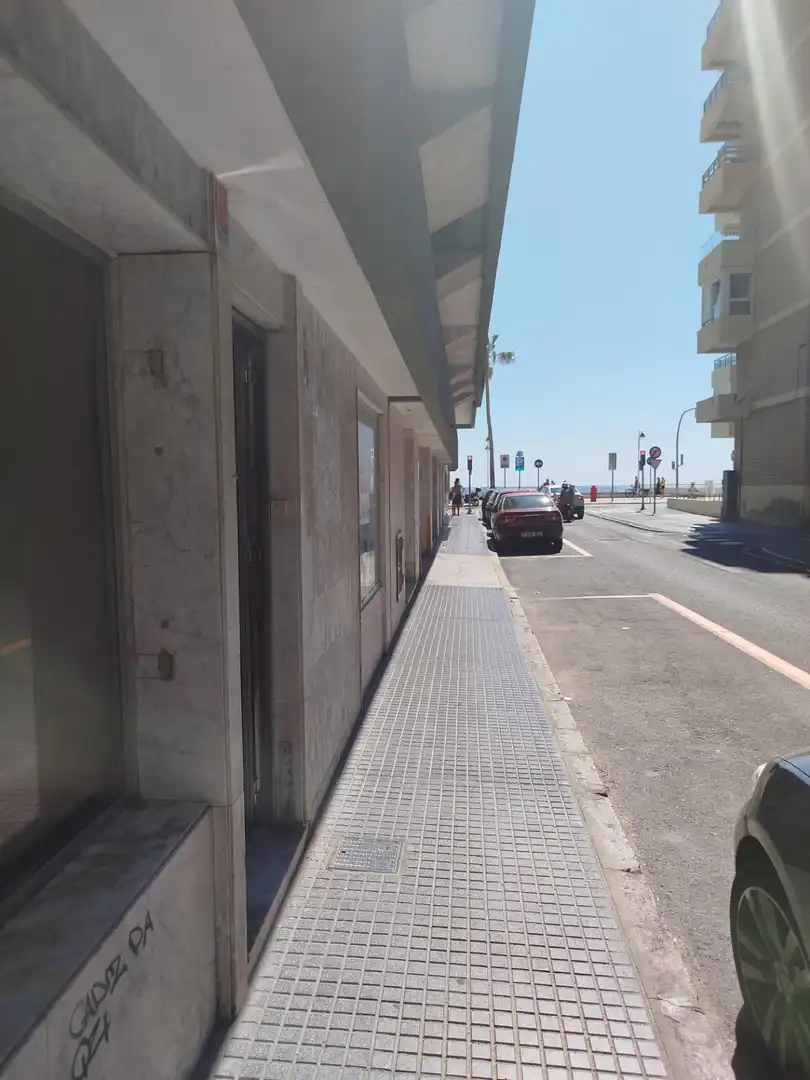 Vista exterior de Local de alquiler en Cádiz con Aire acondicionado