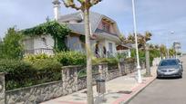 Vista exterior de Casa o xalet en venda en Castrillón amb Calefacció, Jardí privat i Terrassa