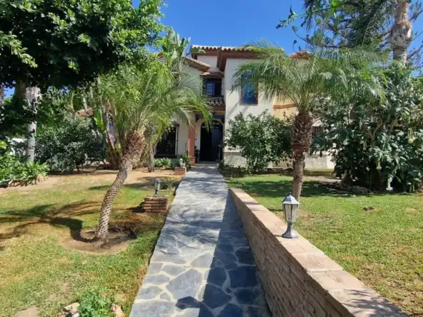 Vista exterior de Casa o xalet en venda en Alhaurín El Grande amb Aire condicionat, Jardí privat i Terrassa