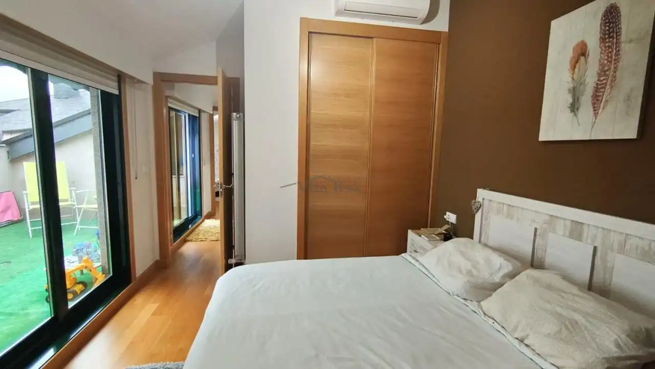 Dormitori de Dúplex en venda en Ourense Capital  amb Aire condicionat, Calefacció i Terrassa