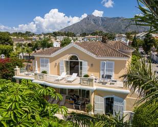 Vista exterior de Casa o xalet en venda en Marbella amb Jardí privat, Terrassa i Traster