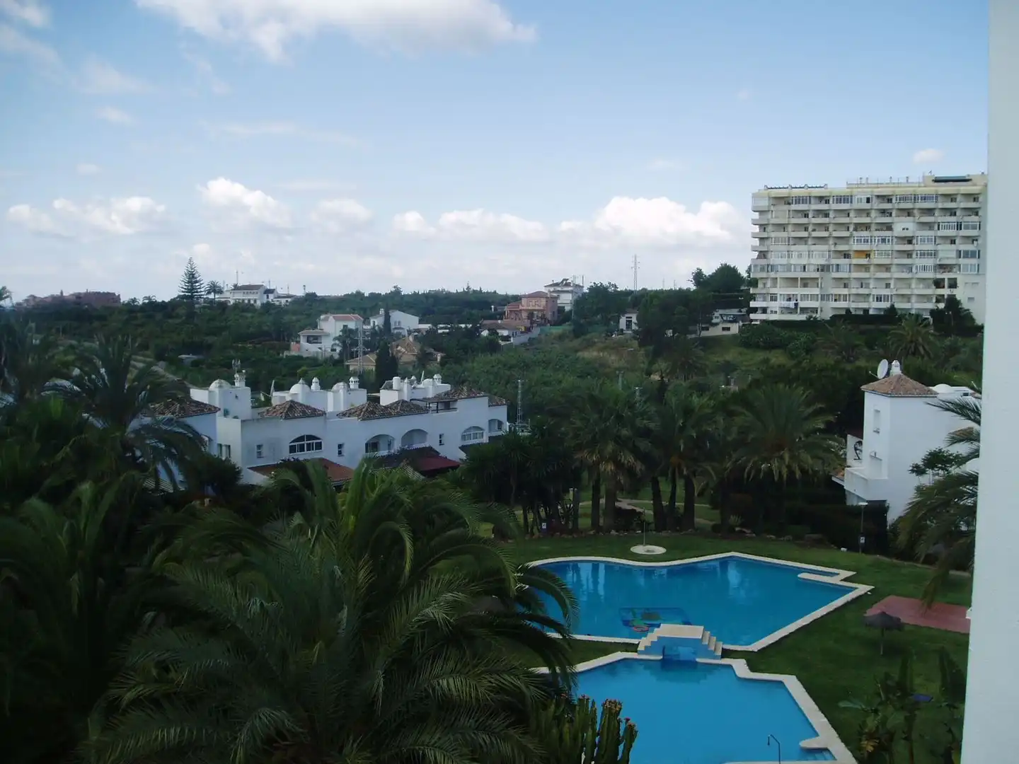 Piscina de Casa adosada en venda en Estepona amb Aire condicionat, Terrassa i TV