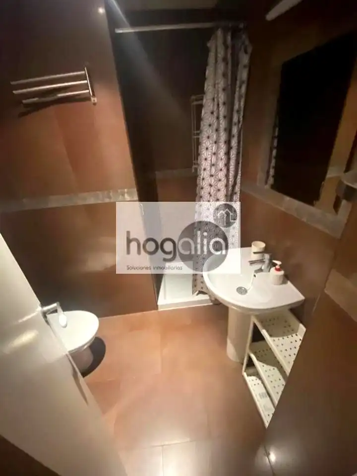 Badezimmer von Erdgeschoss zur Miete in Sevilla mit Klimaanlage und Möbliert