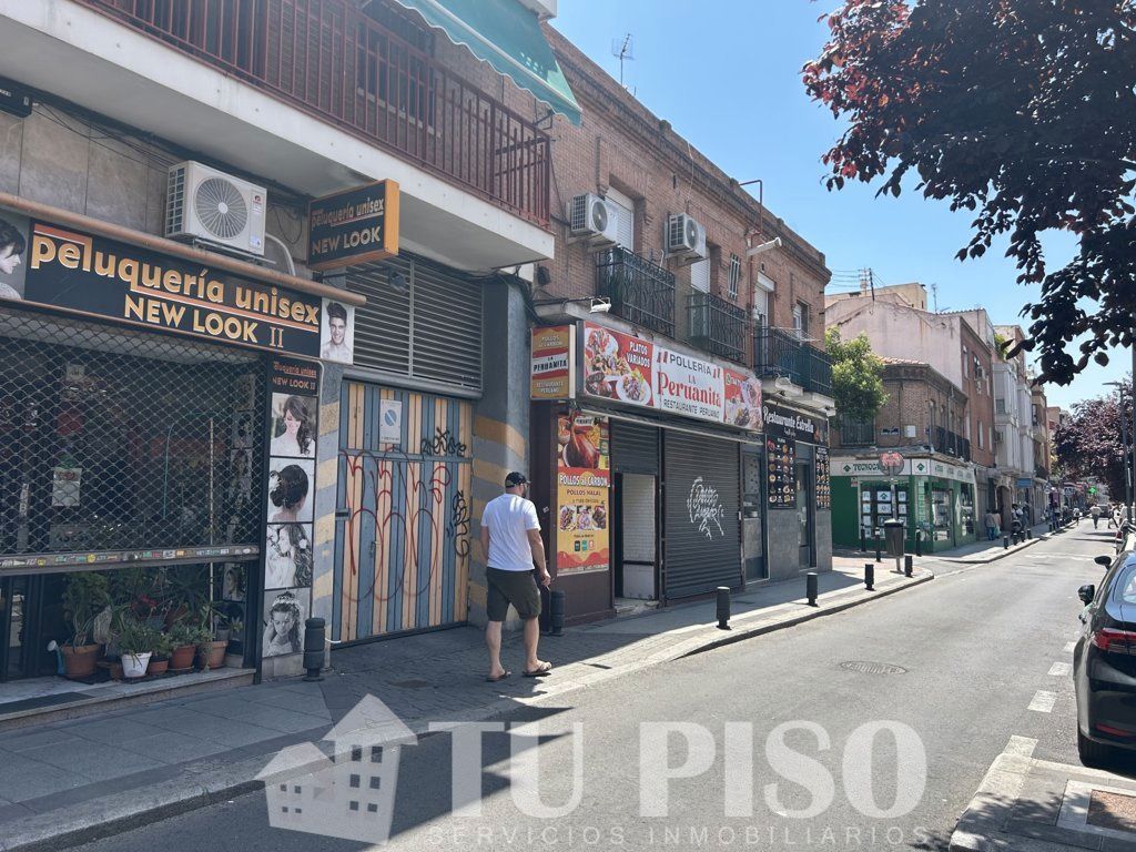Vista exterior de Local en venda en  Madrid Capital amb Aire condicionat