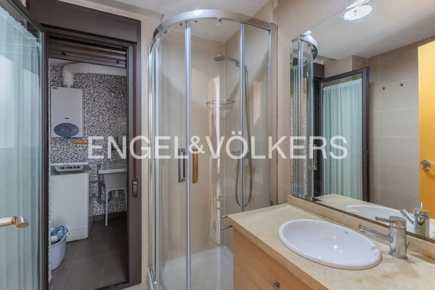 Baño de Piso en venta en Valencia con Aire acondicionado, Calefacción y Amueblado