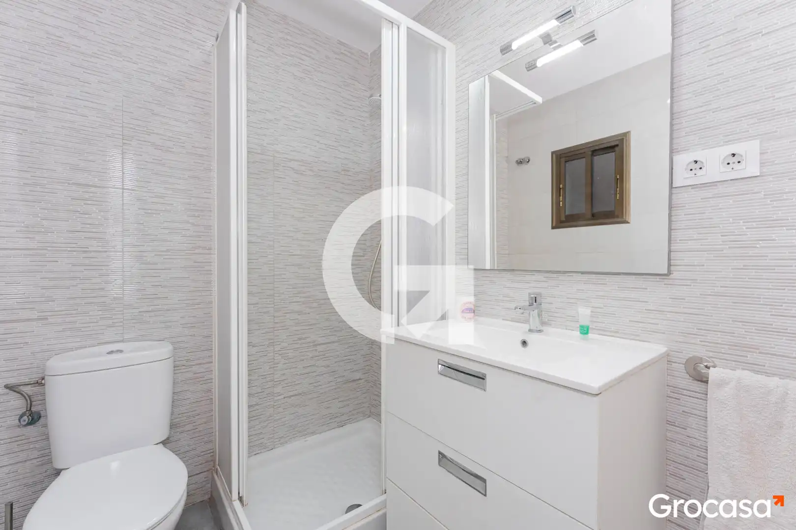 Bathroom of Flat for sale in Cornellà de Llobregat  with Air Conditioner and Oven
